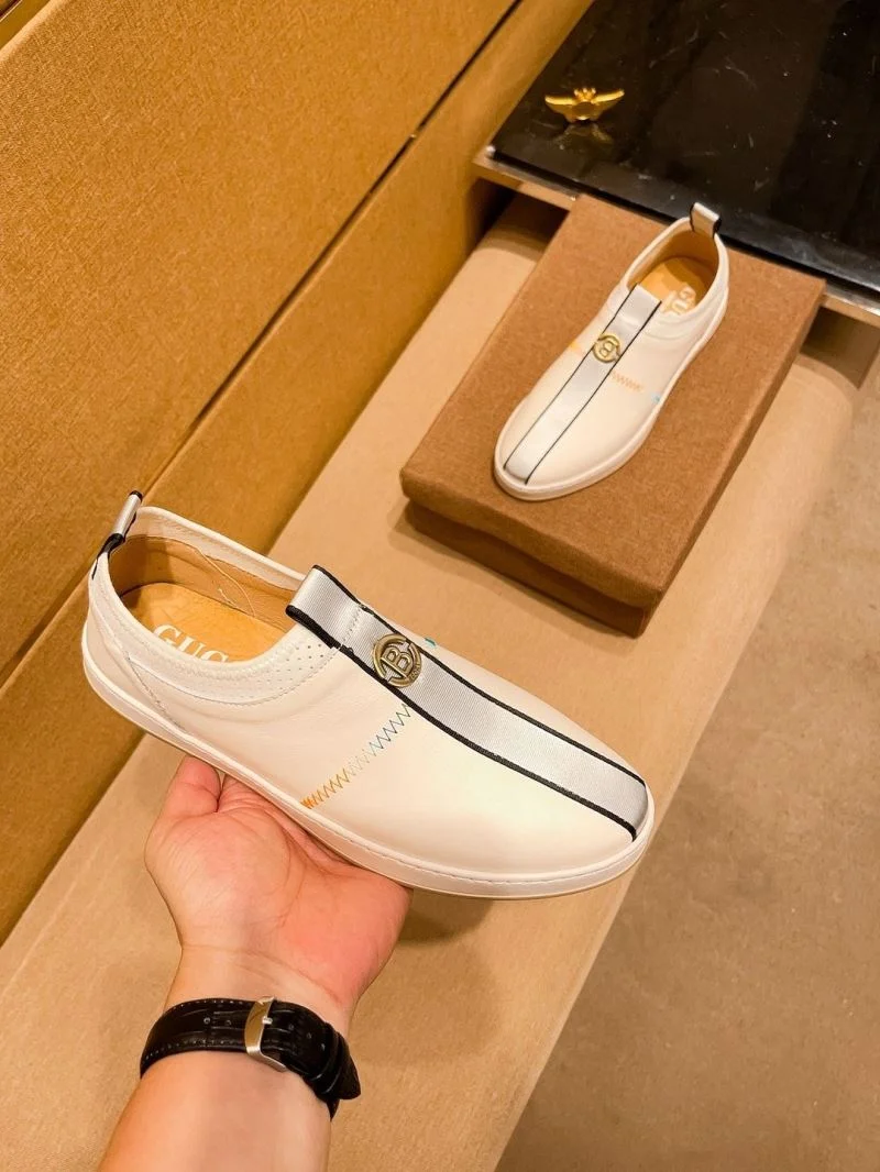 Versatile Gucci Low Shoes 25538