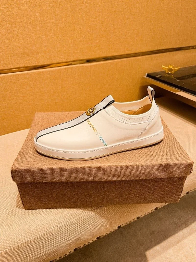Versatile Gucci Low Shoes 25538