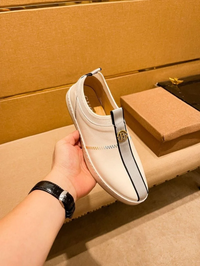 Versatile Gucci Low Shoes 25538