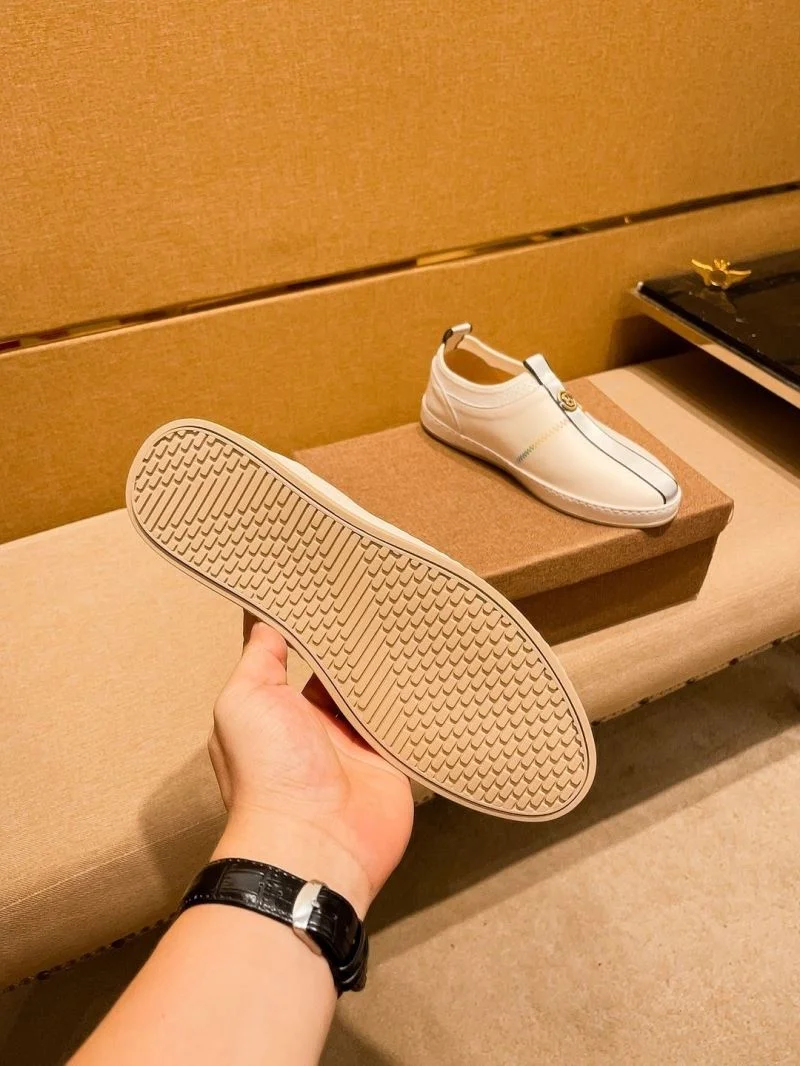 Versatile Gucci Low Shoes 25538