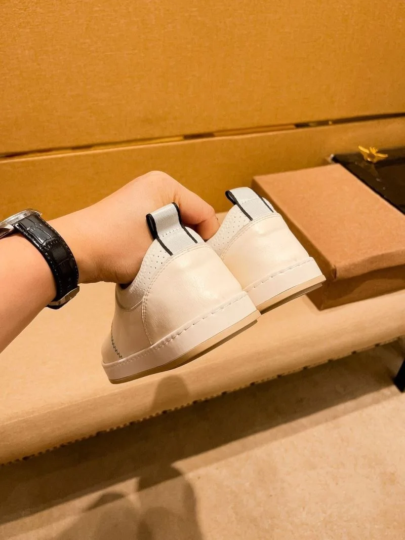 Versatile Gucci Low Shoes 25538