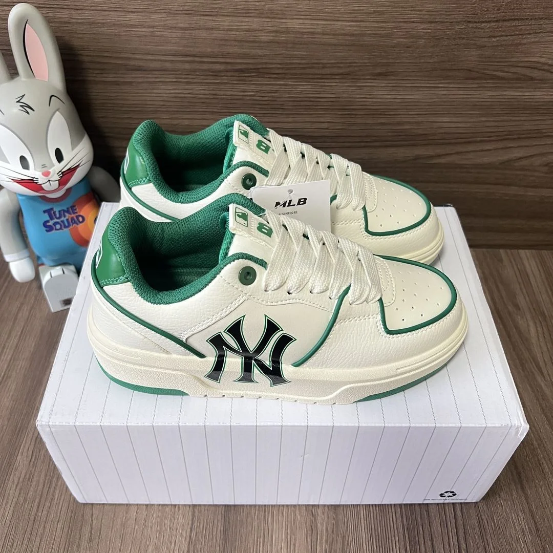 Gucci Low Shoes Sleek 24485