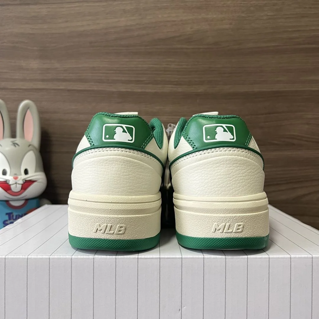 Gucci Low Shoes Sleek 24485