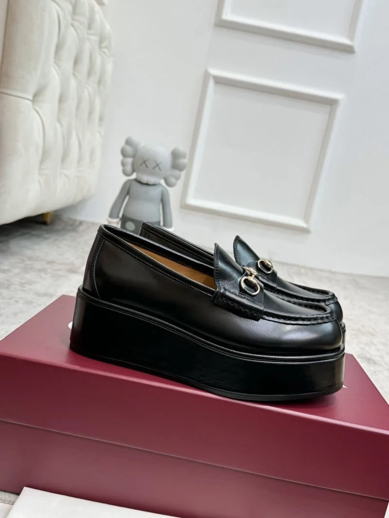 Trendsetting Gucci Low Shoes 24458