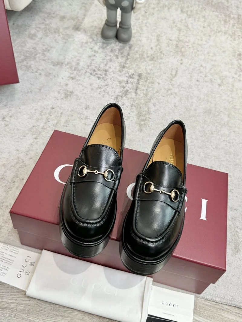 Trendsetting Gucci Low Shoes 24458