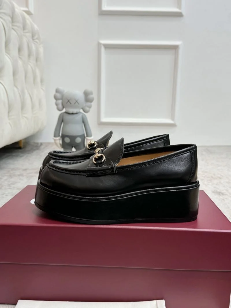 Trendsetting Gucci Low Shoes 24458