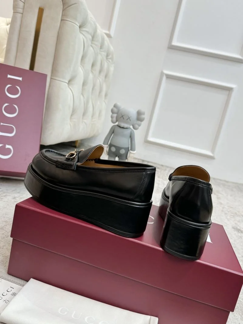 Trendsetting Gucci Low Shoes 24458