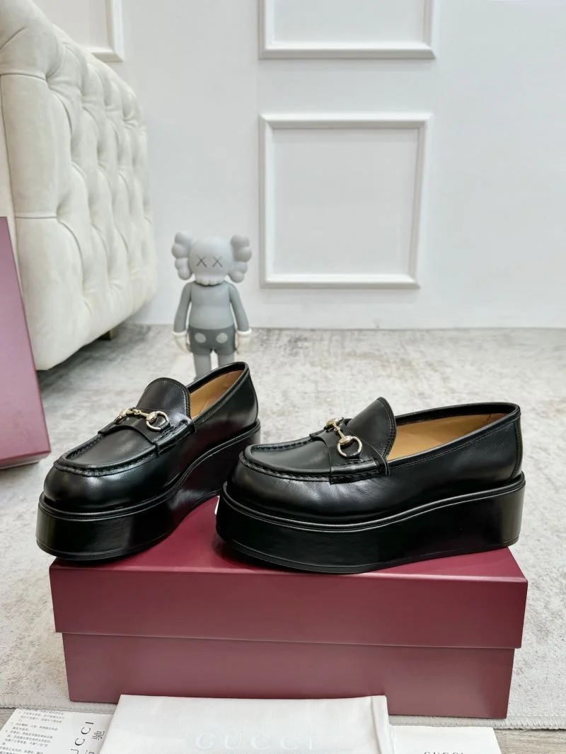 Trendsetting Gucci Low Shoes 24458