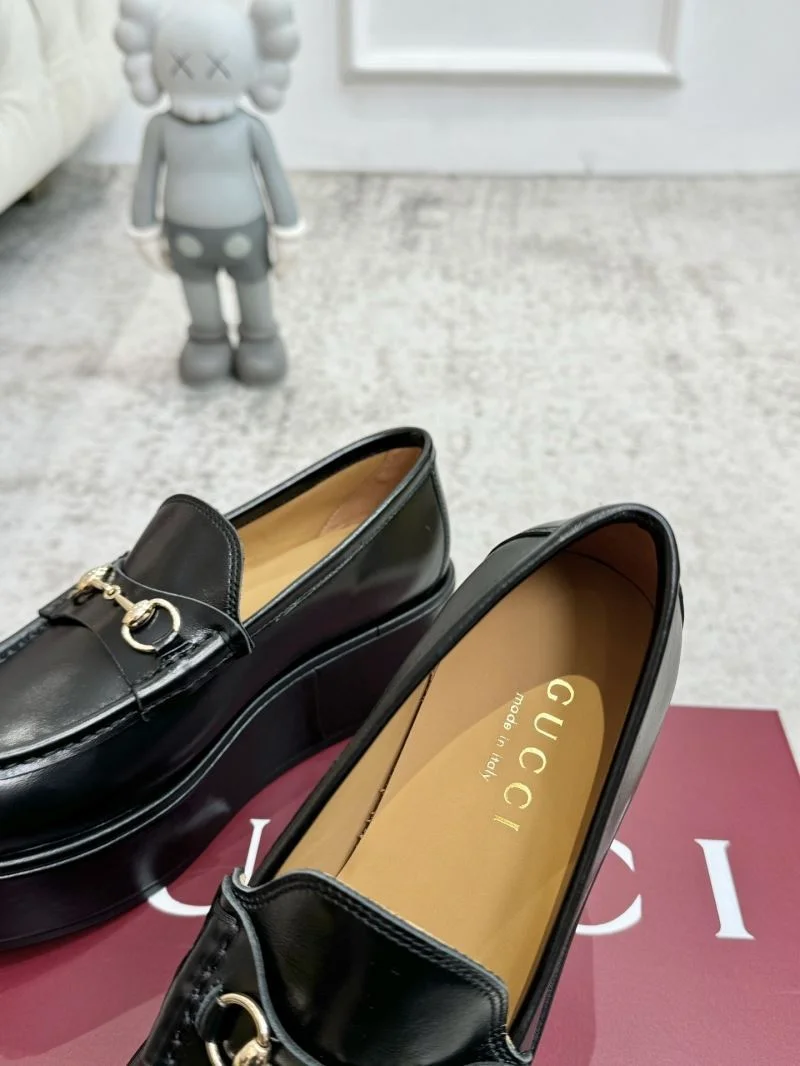 Trendsetting Gucci Low Shoes 24458