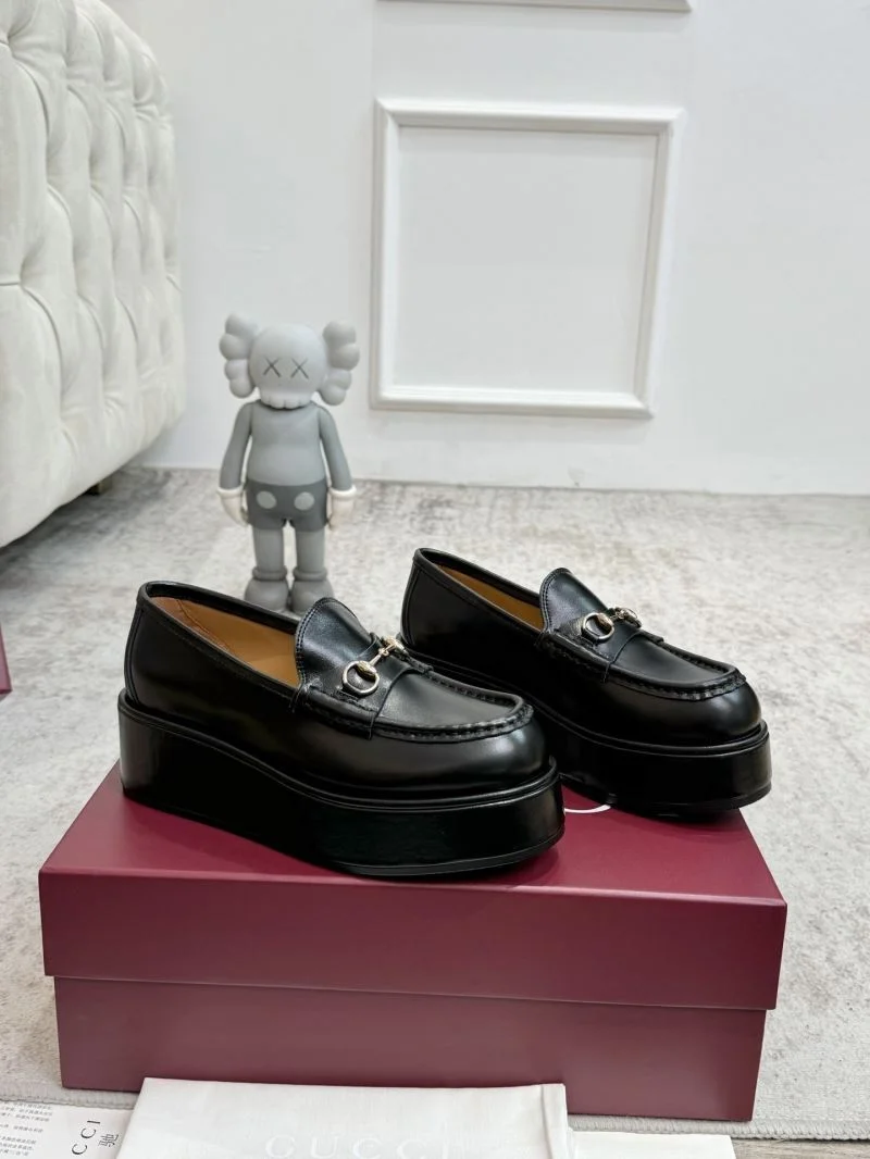 Trendsetting Gucci Low Shoes 24458