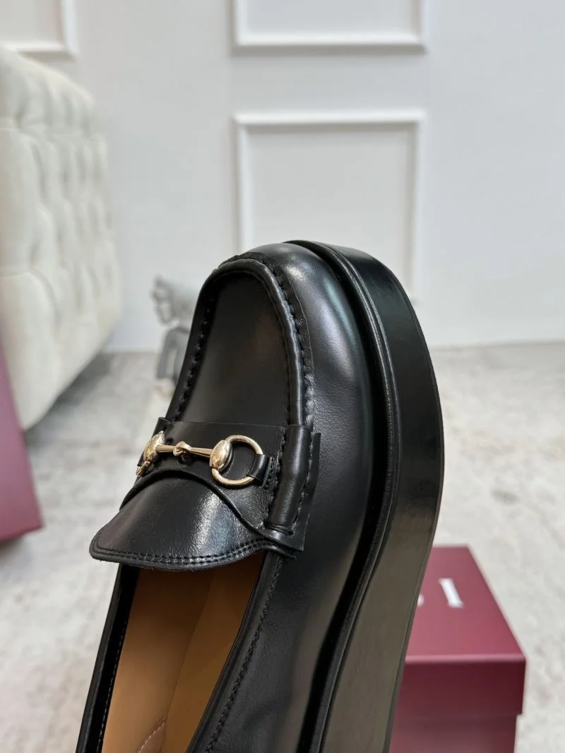 Trendsetting Gucci Low Shoes 24458