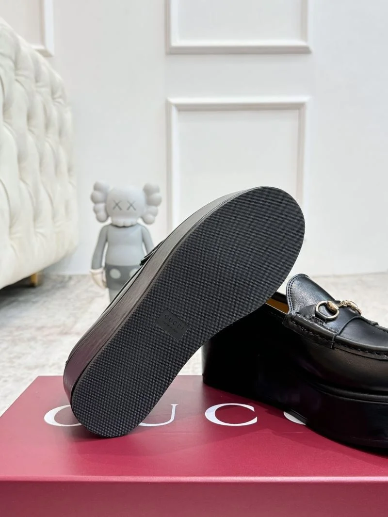 Trendsetting Gucci Low Shoes 24458