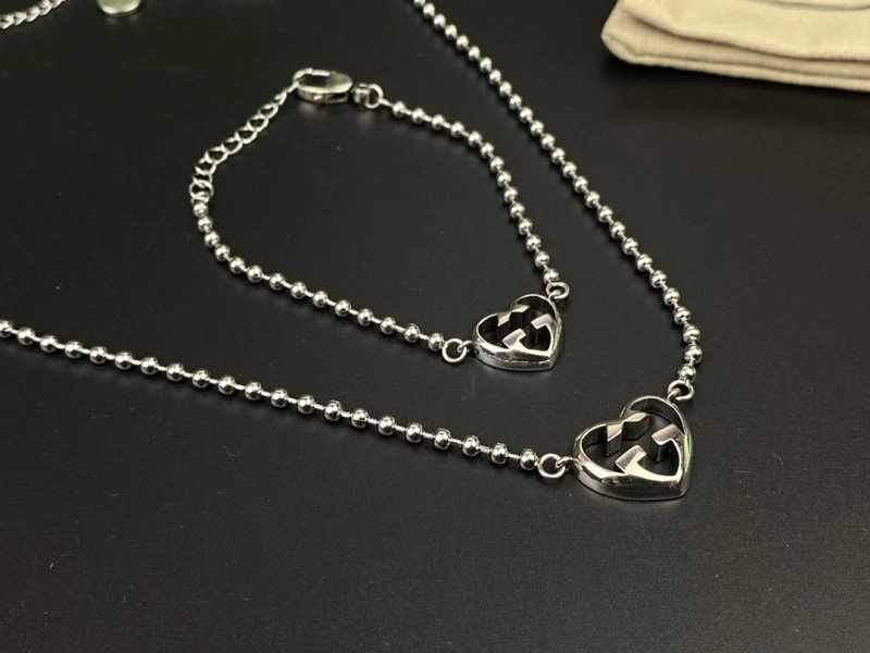 WaterResistant Gucci Necklaces 243561