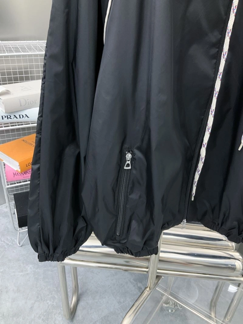 Minimalist Gucci Outwear 127694