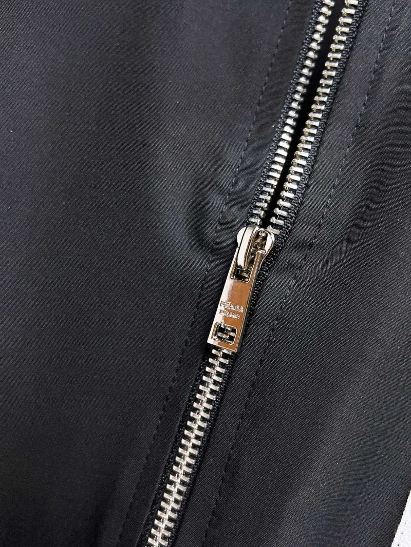 Practical Gucci Outwear 126300