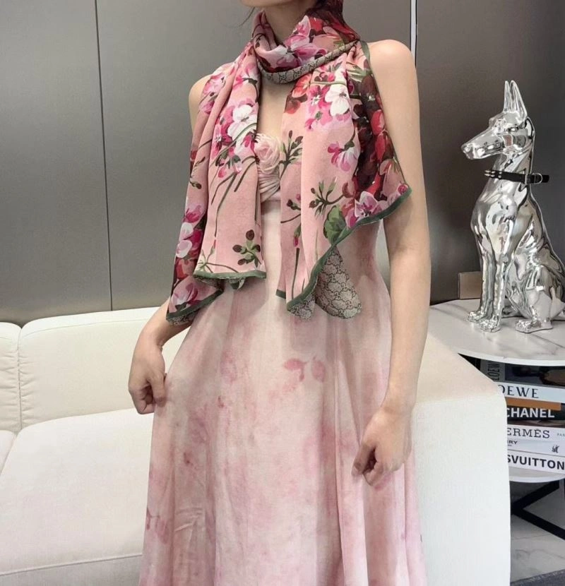 Gucci Scarf Practical 271079
