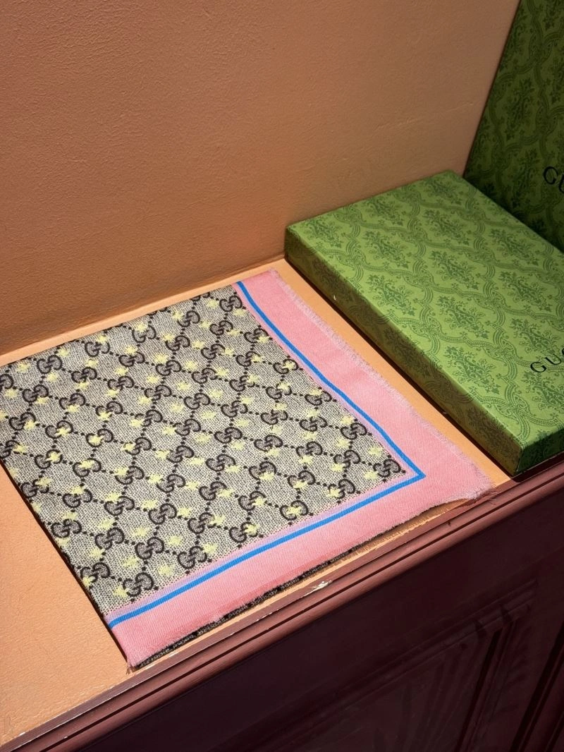 Elegant Gucci Scarf 271818