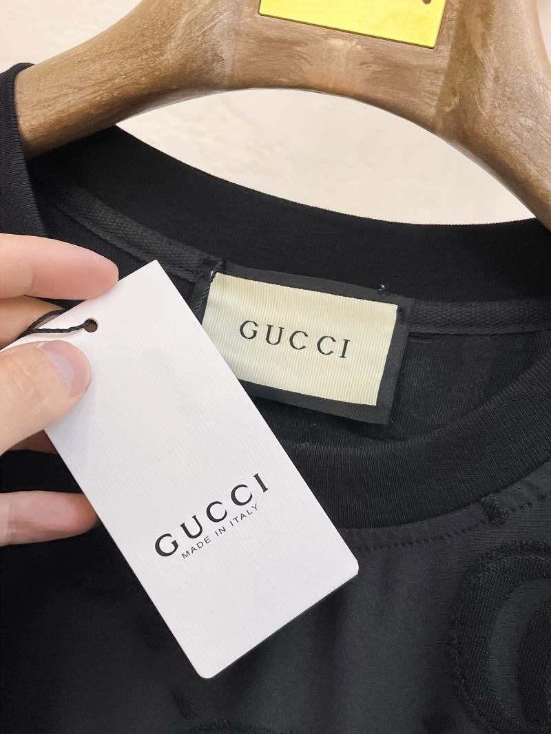 Minimalist Gucci Short Suits 126240