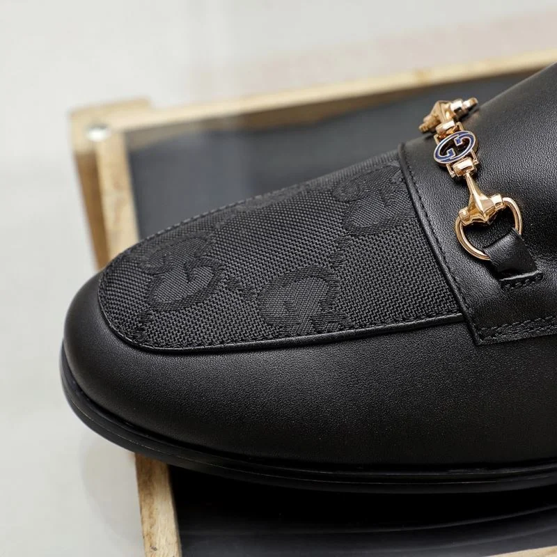 Versatile Gucci Slippers 23992