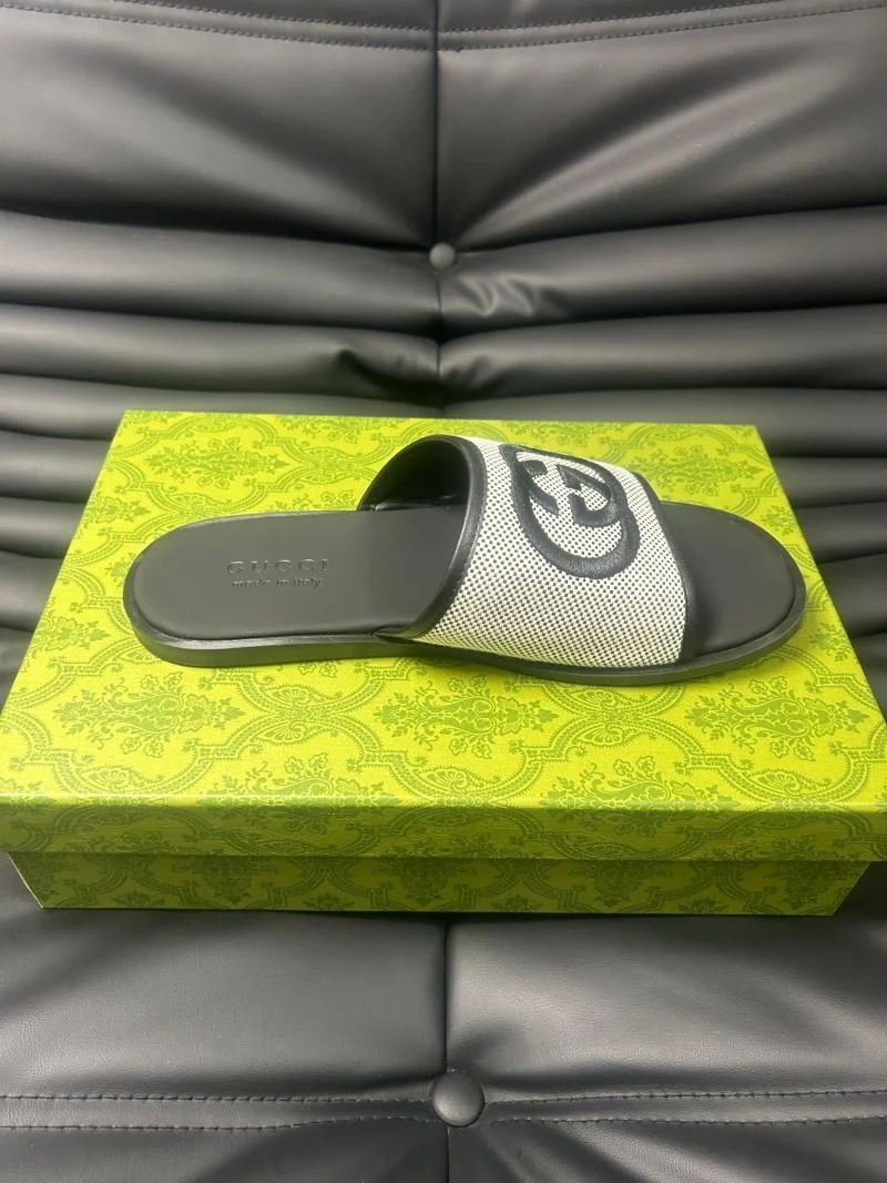 Gucci Slippers ZipUp 23989