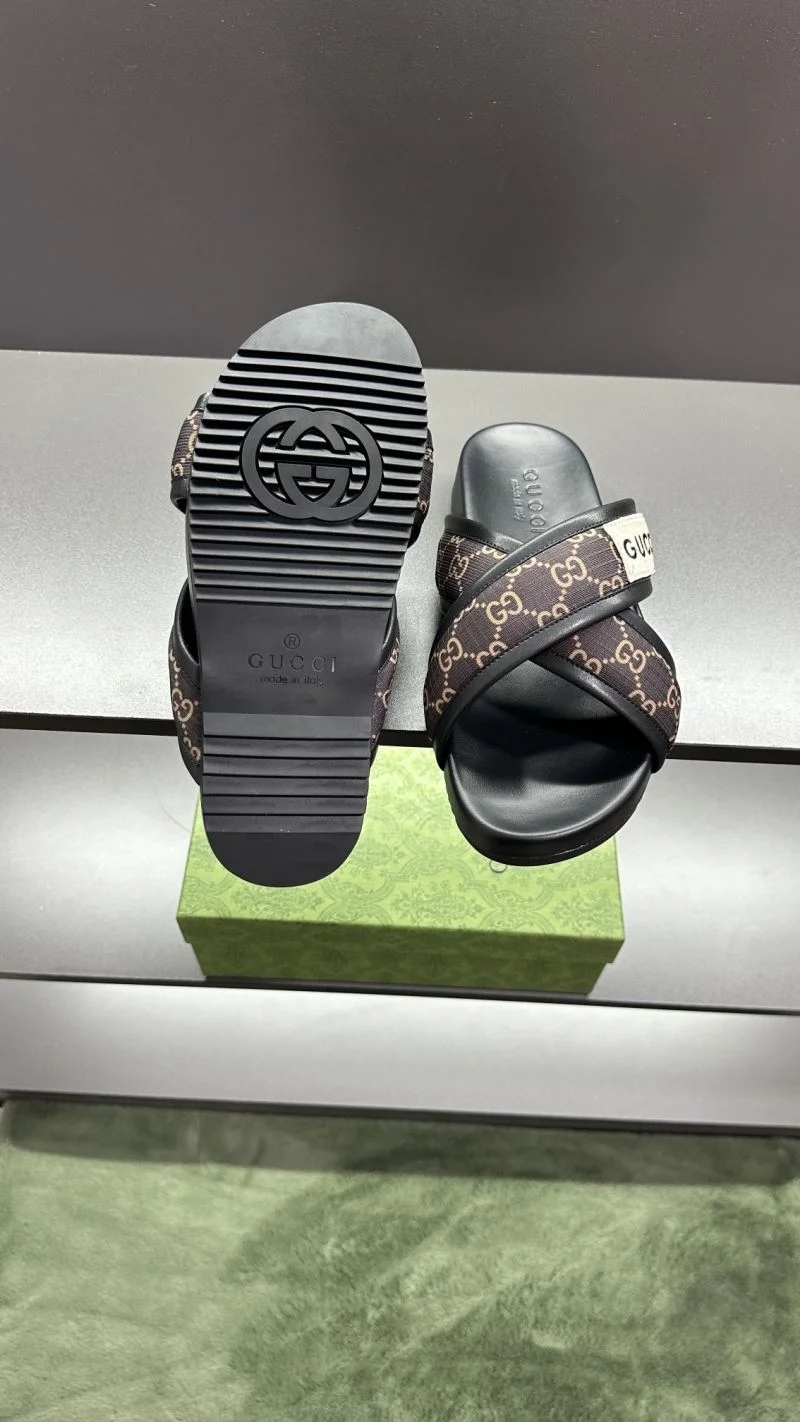 Vibrant Gucci Slippers 23824