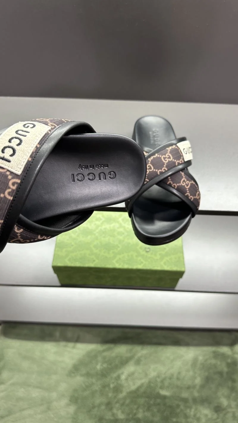 Vibrant Gucci Slippers 23824