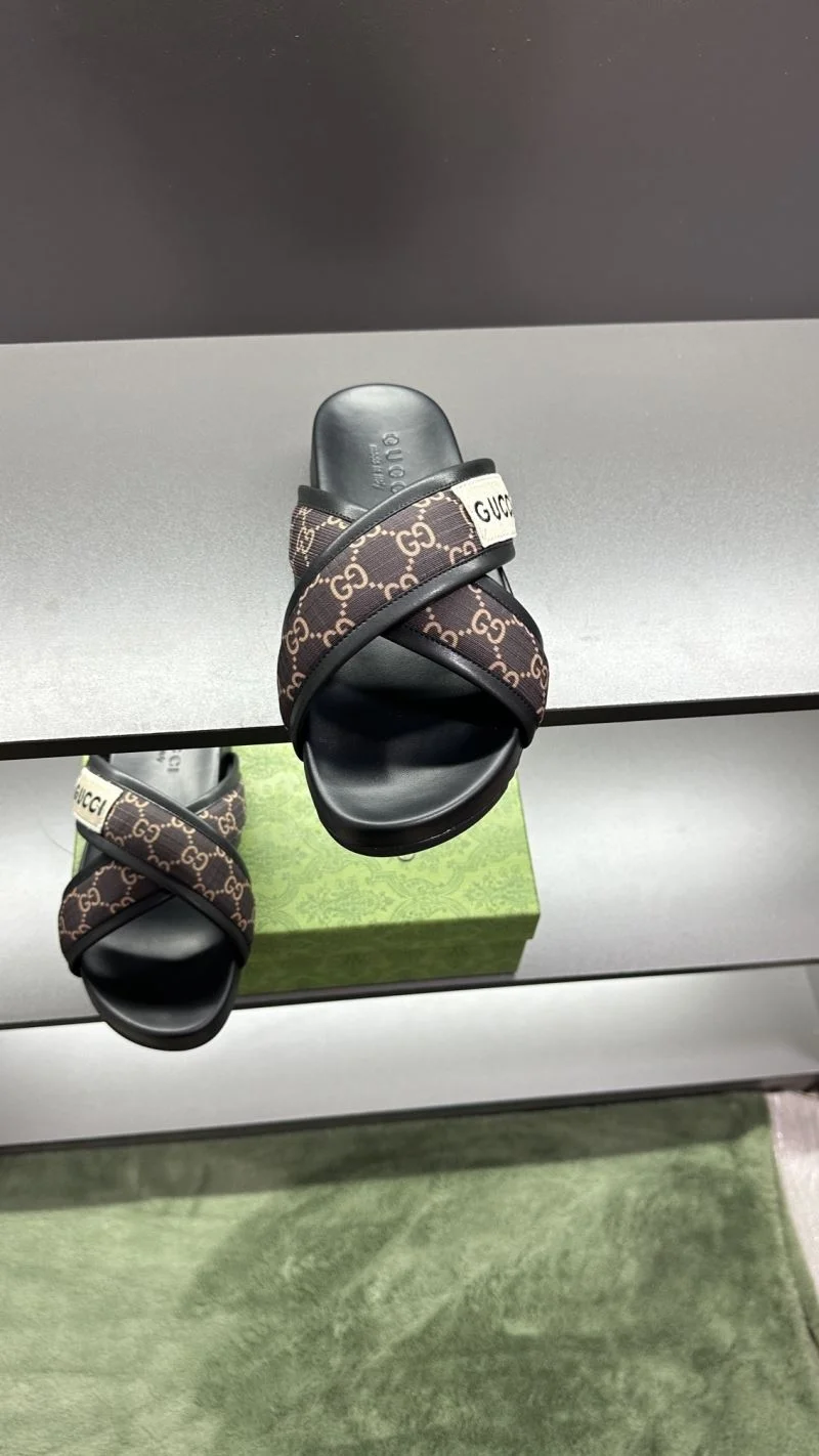 Vibrant Gucci Slippers 23824