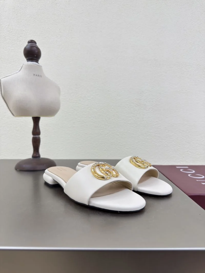 Elegant Gucci Slippers 24947