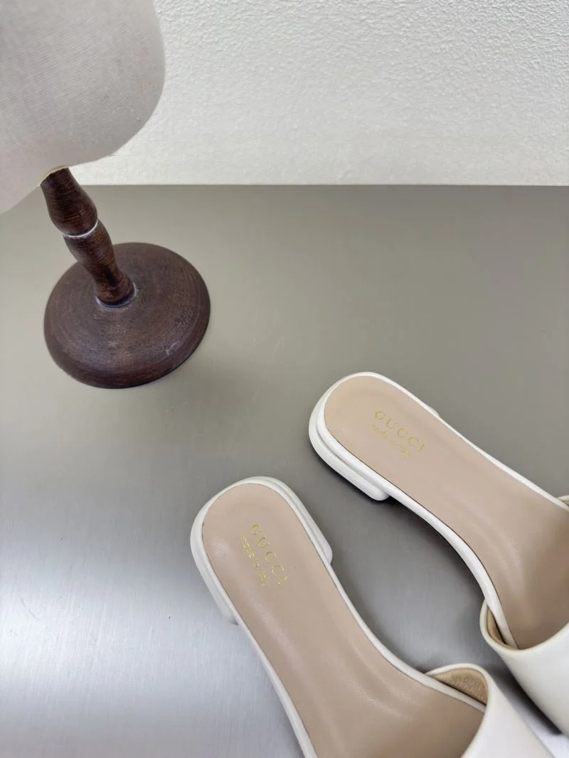 Elegant Gucci Slippers 24947