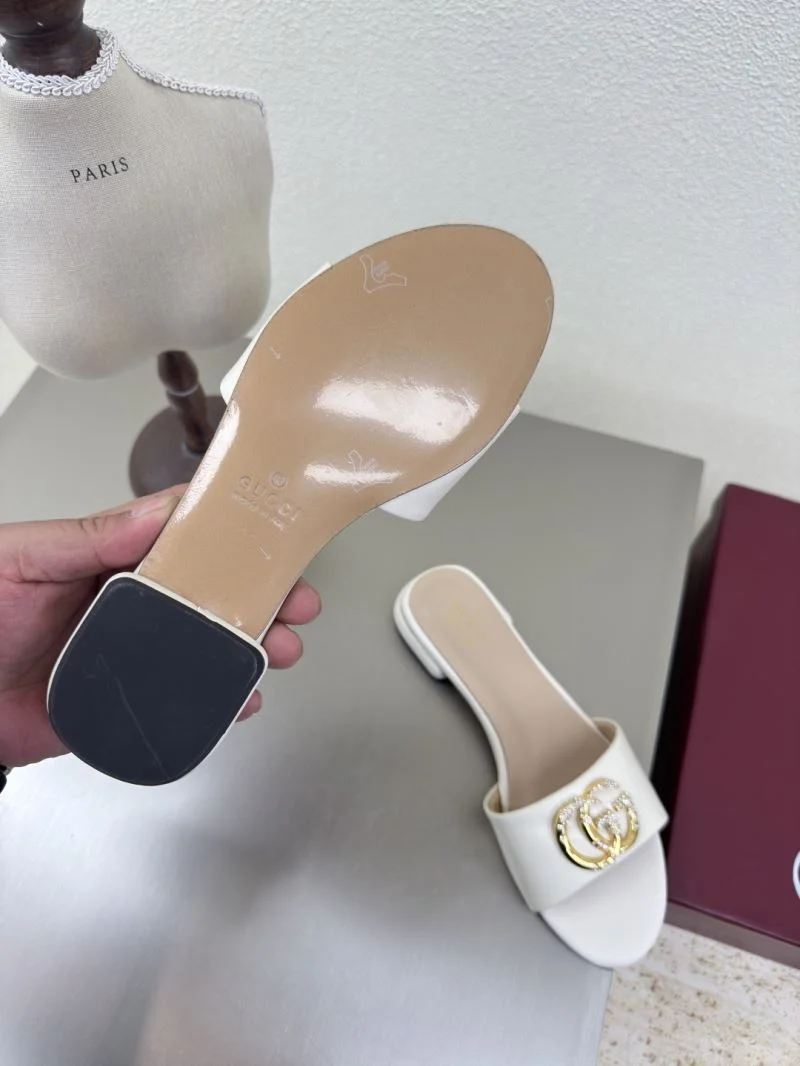 Elegant Gucci Slippers 24947