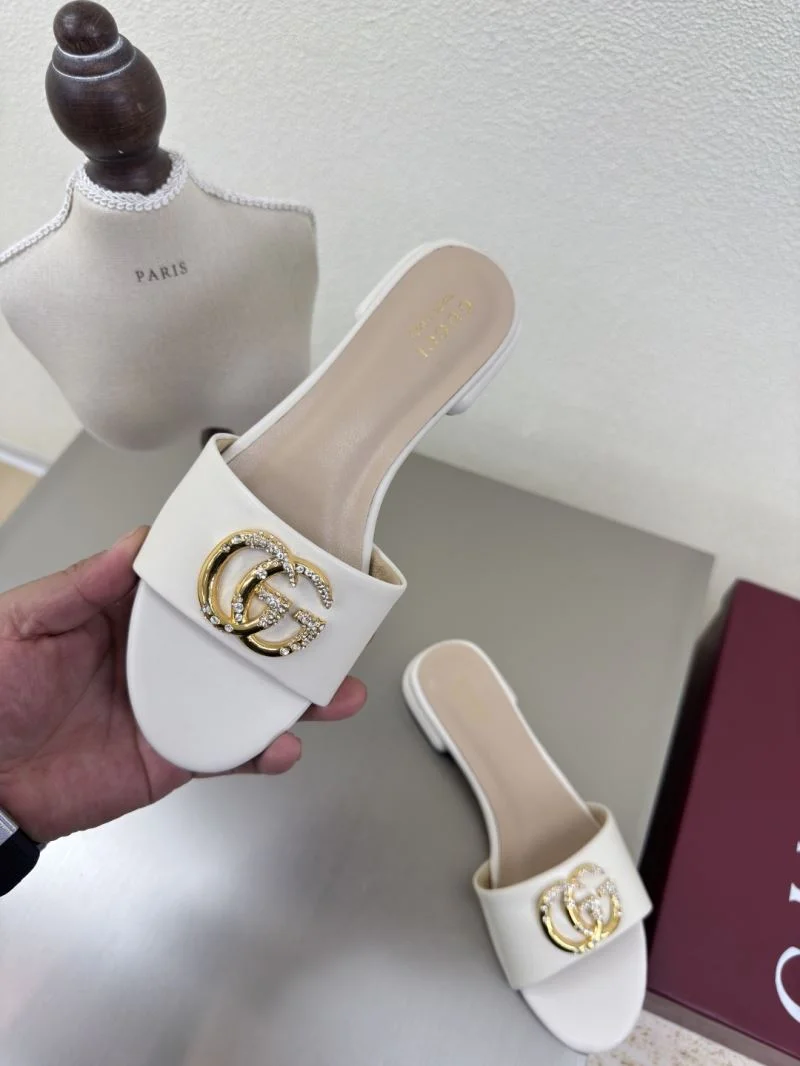 Elegant Gucci Slippers 24947