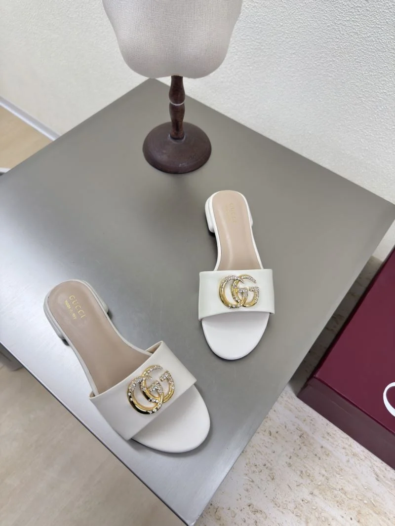 Elegant Gucci Slippers 24947