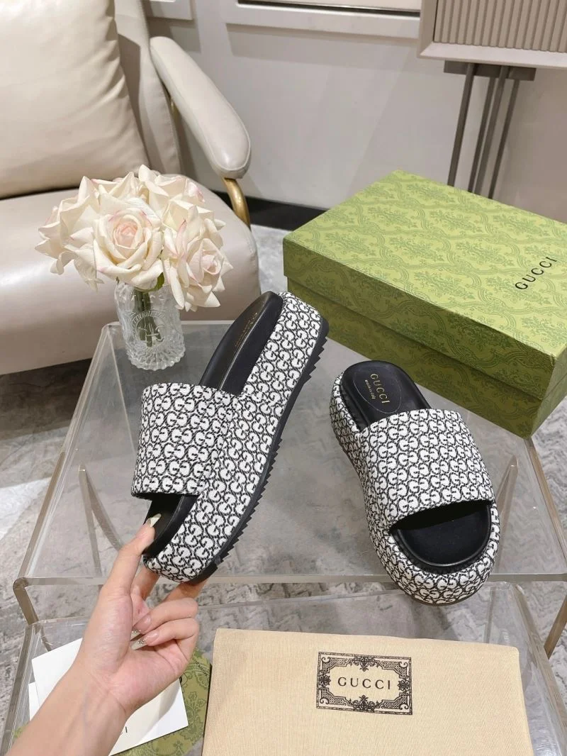 Gucci Slippers Bold 24876