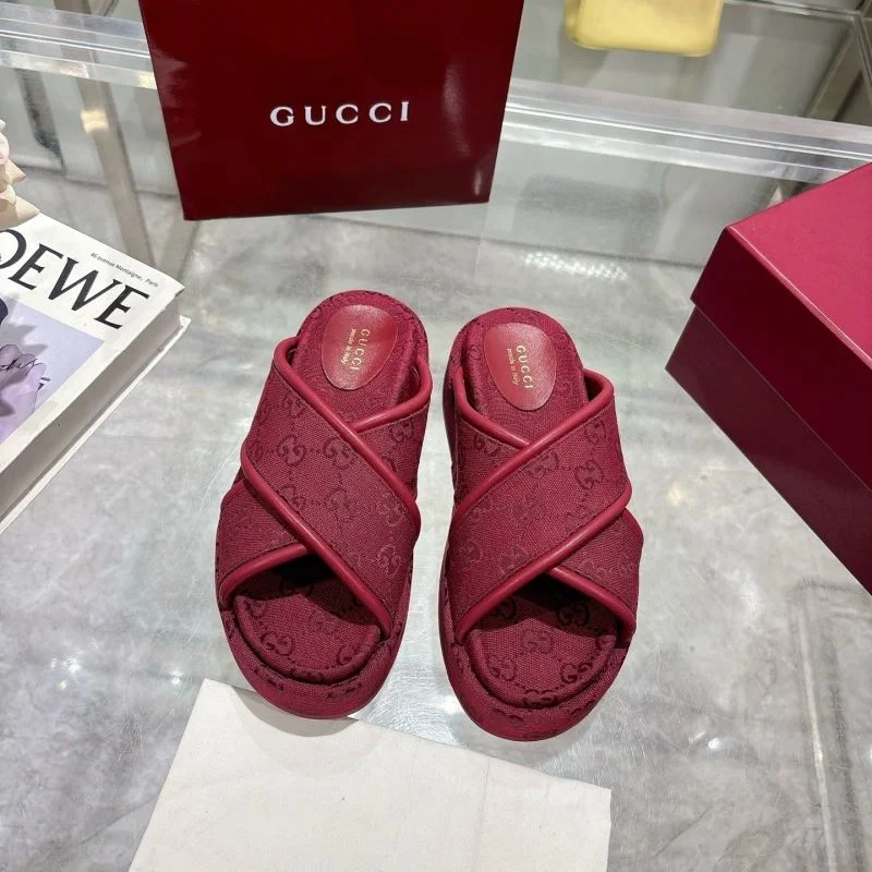Gucci Slippers WellDesigned 24652