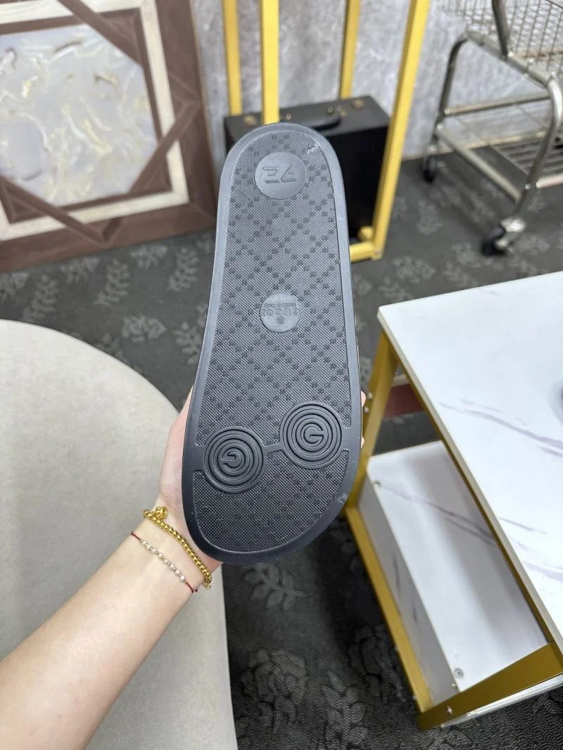 Minimalist Gucci Slippers 25299