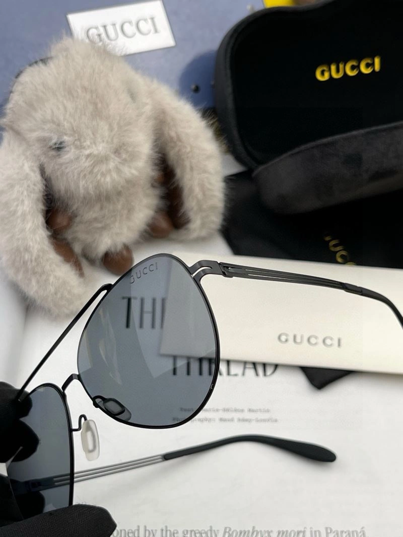 Gucci Sunglasses Versatile 279731
