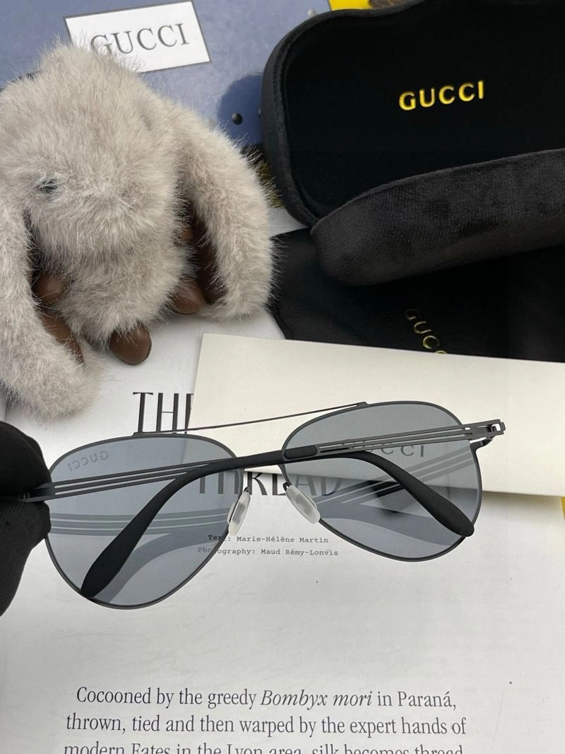 Gucci Sunglasses Versatile 279731