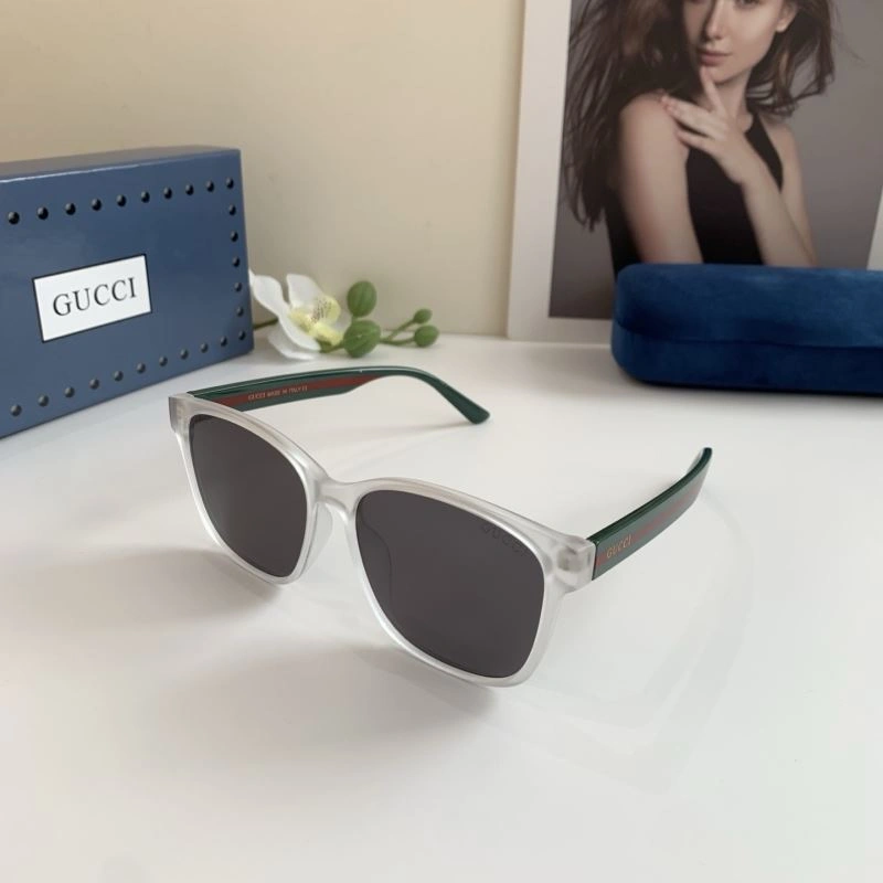 Gucci Sunglasses Sleek 279645
