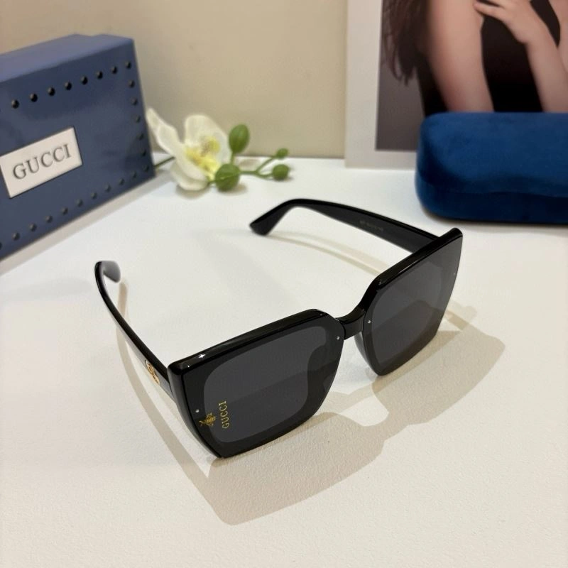 Compact Gucci Sunglasses 279536