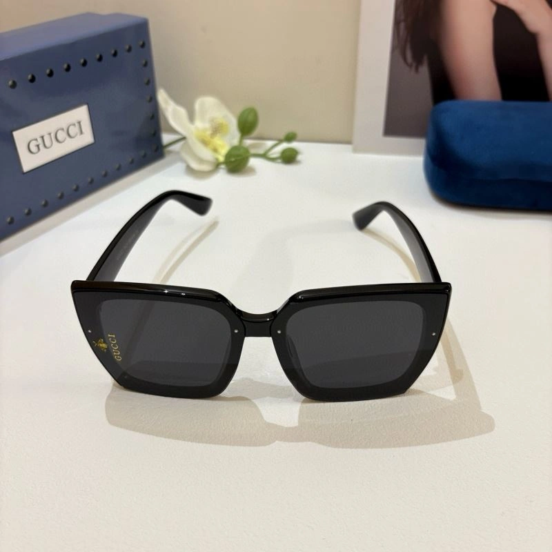 Compact Gucci Sunglasses 279536