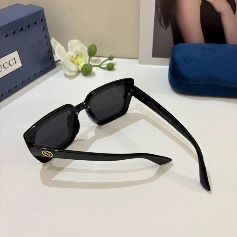 Compact Gucci Sunglasses 279536