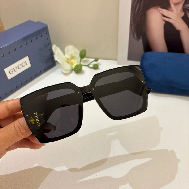 Compact Gucci Sunglasses 279536