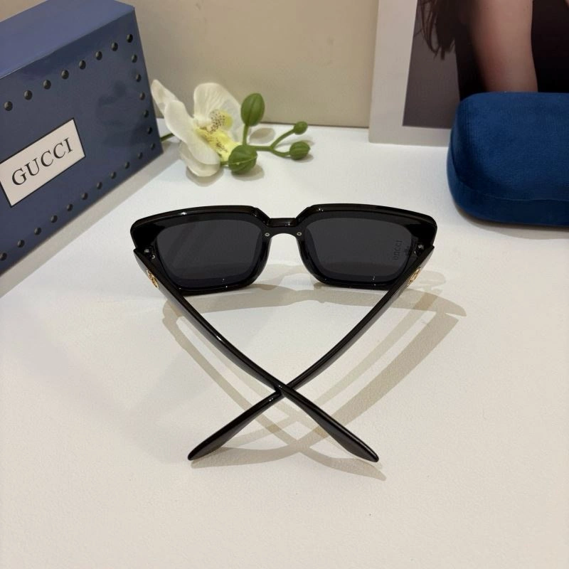 Compact Gucci Sunglasses 279536