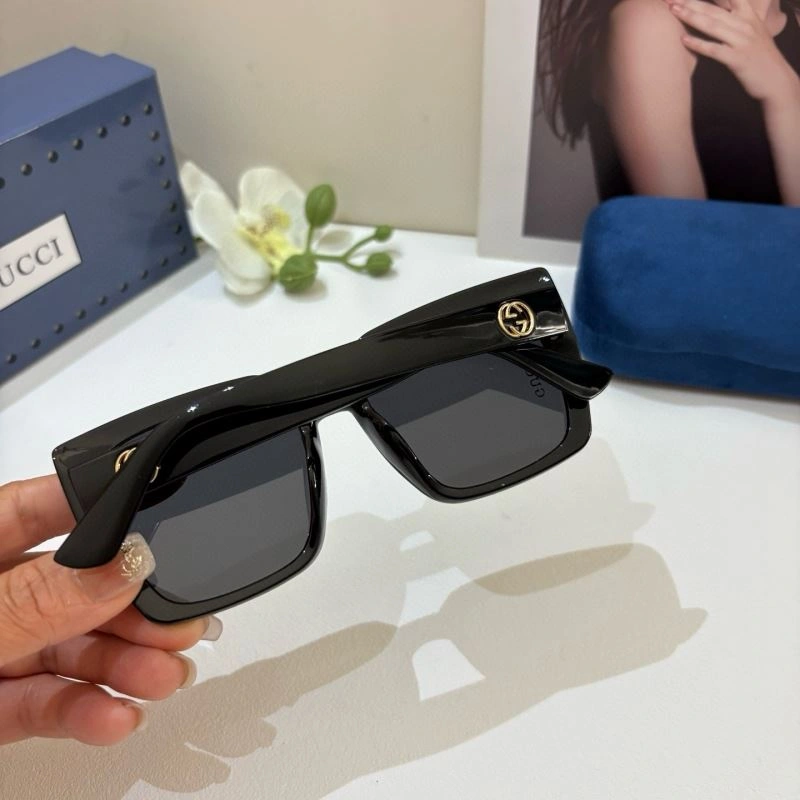 Compact Gucci Sunglasses 279536