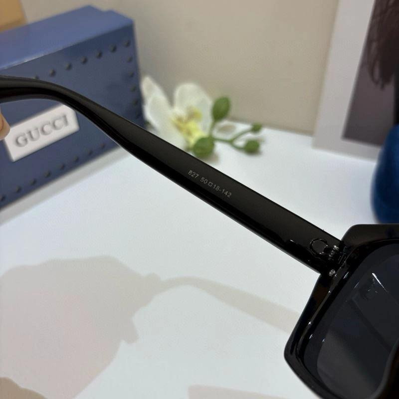 Compact Gucci Sunglasses 279536