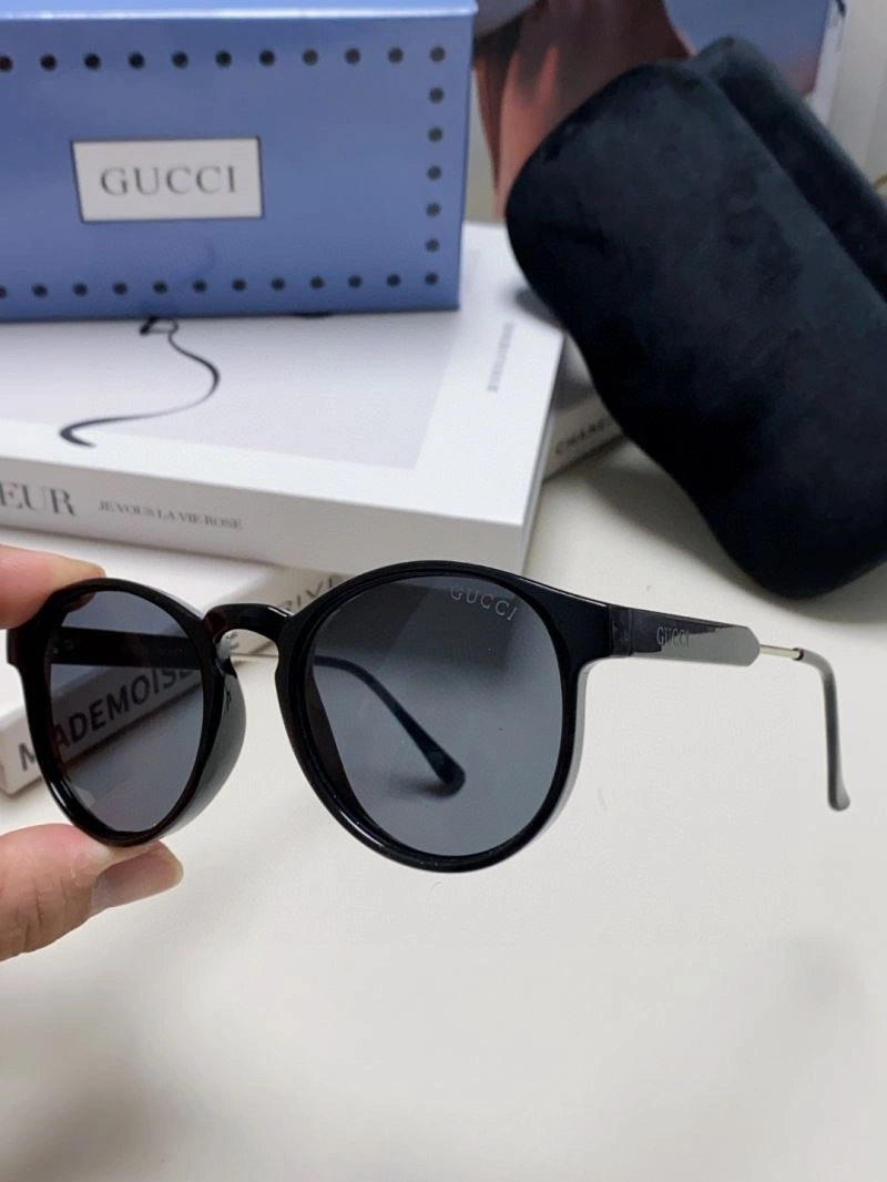 Trendsetting Gucci Sunglasses 279875