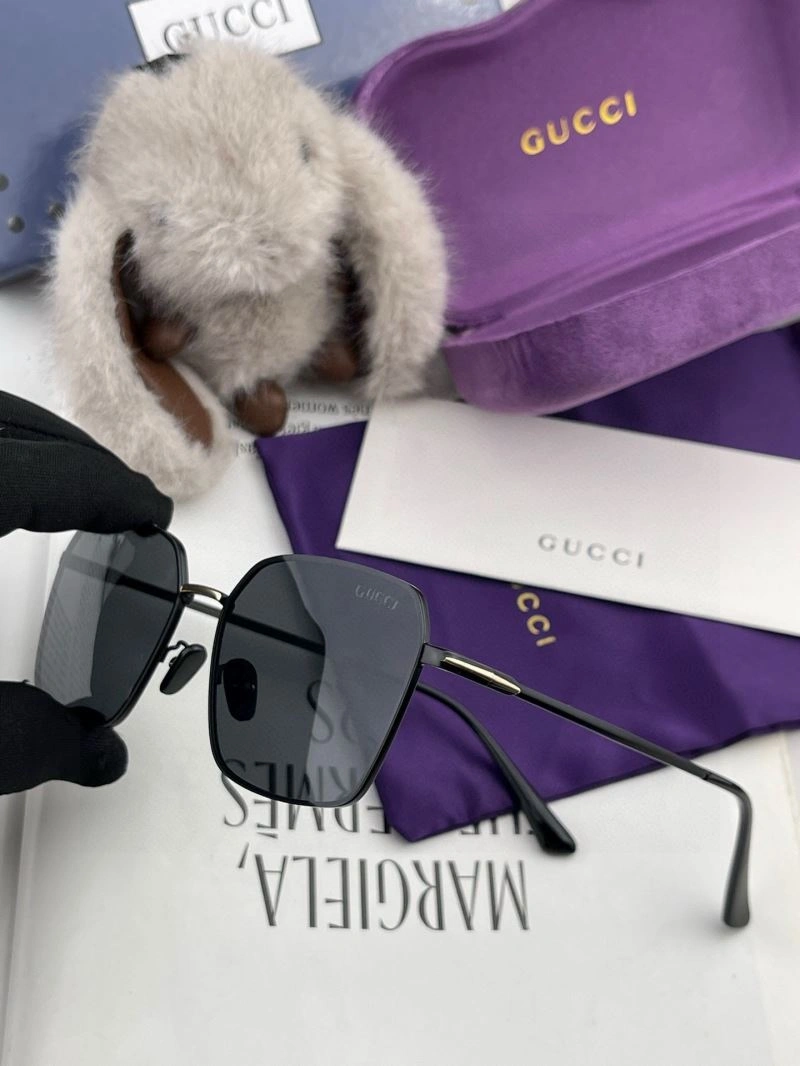 Versatile Gucci Sunglasses 279851