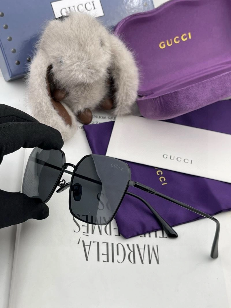 Versatile Gucci Sunglasses 279851