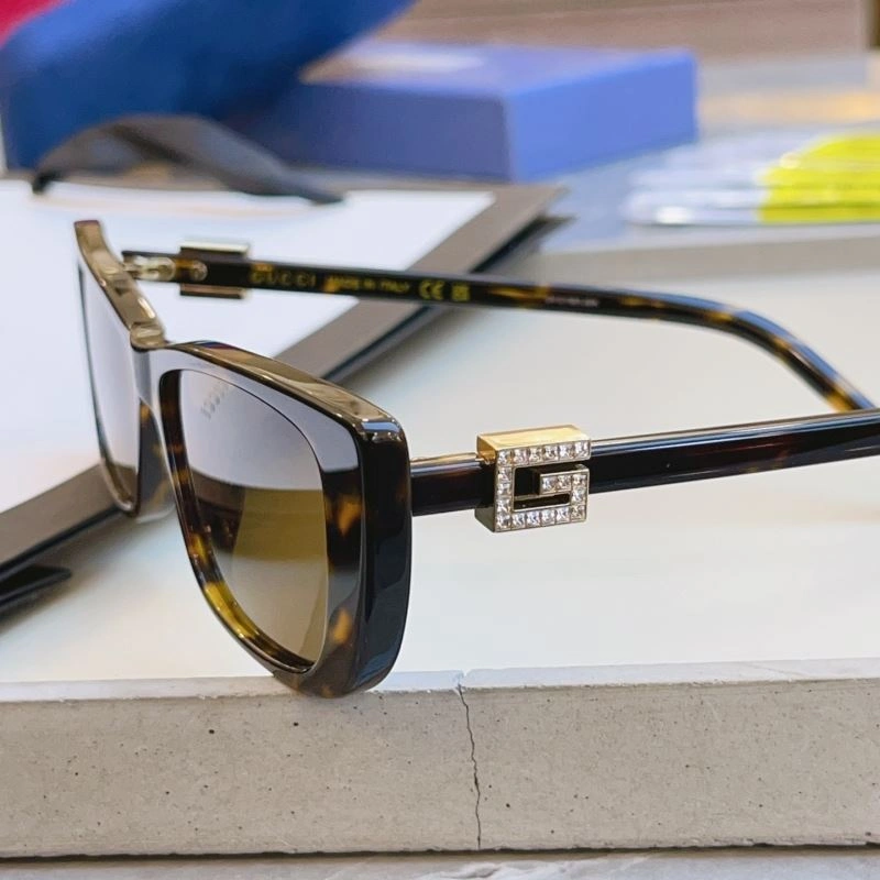 Gucci Sunglasses Versatile 279789