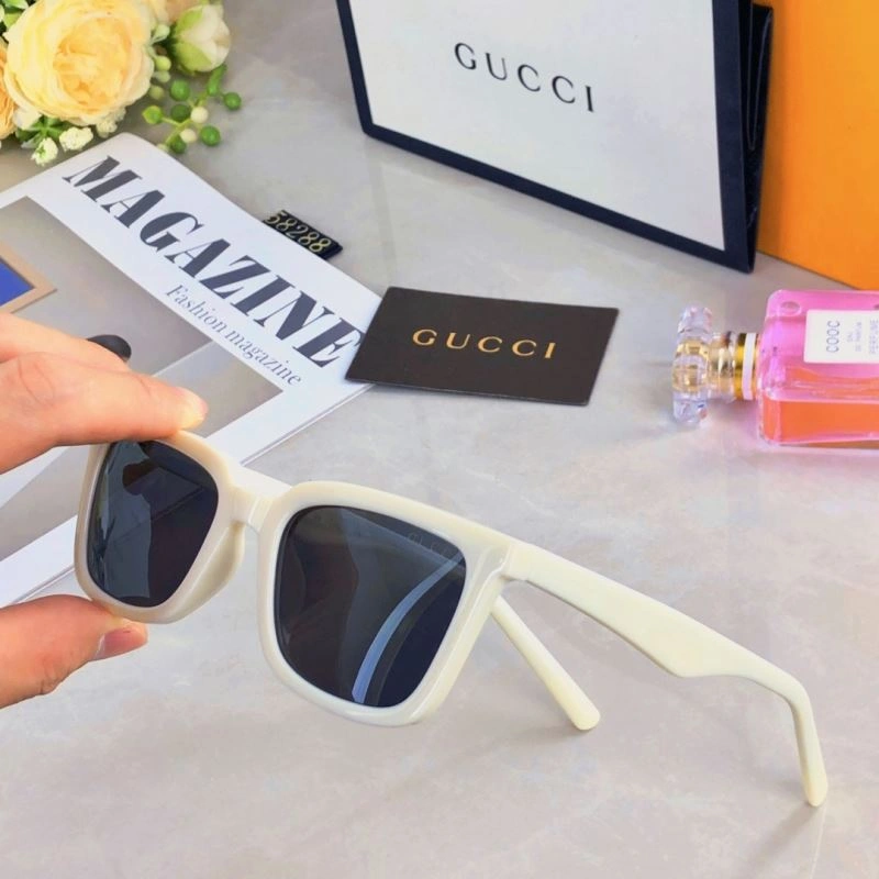 Snug Gucci Sunglasses 279765